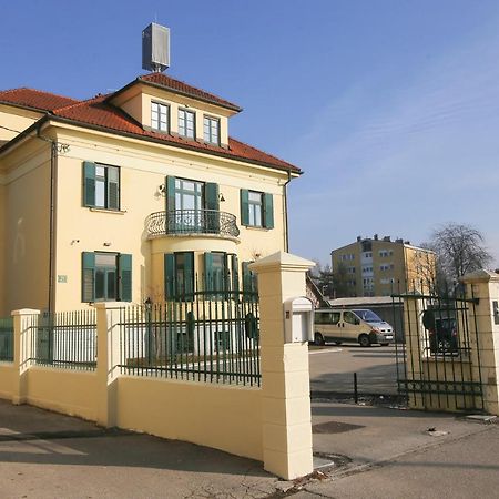 Hotel Vila Katrca Ljubljana Extérieur photo